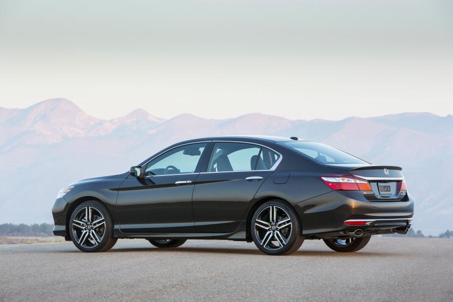  Honda Accord Touring 2016 года  (US) (фото 25 из 33)